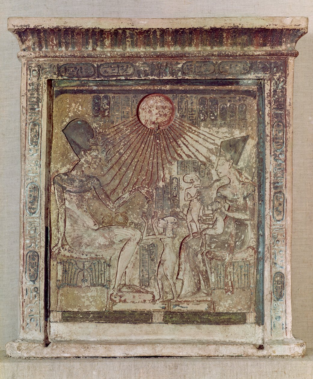 Estela que representa al Aten dando vida y prosperidad a Amenofis IV (Akhenatón) (c.1352-1336 a.C.) su esposa, Nefertiti y tres de sus hijas, de Tell el-Amarna, Nuevo Reino, c.1353-1337 a.C. de Egyptian 18th Dynasty