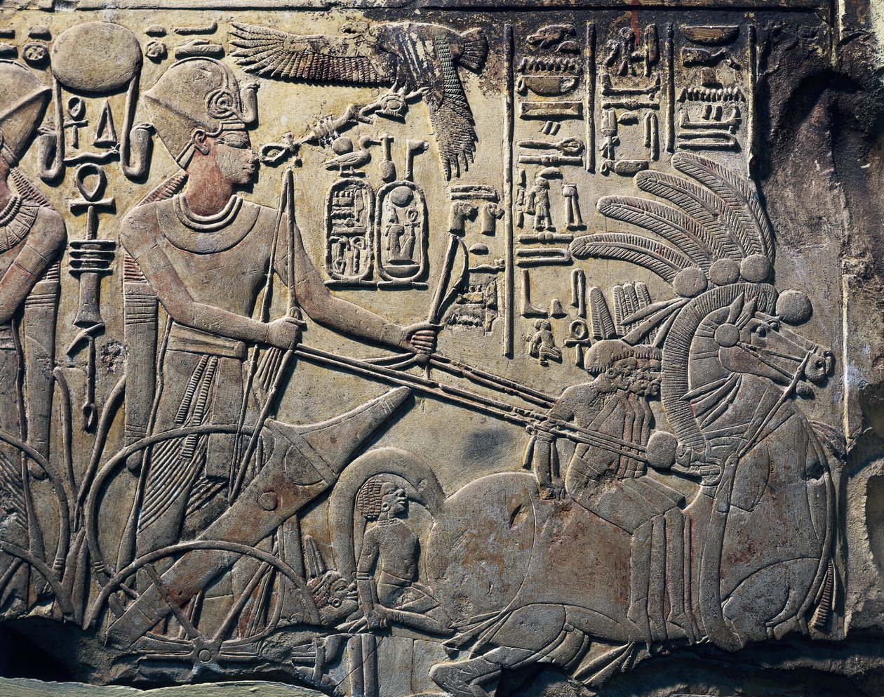 Estela de Amenhotep III mostrando al faraón conduciendo un carro. 1391-1353 a.C. Escultura en piedra. El Cairo, Museo de Egipto, El Cairo. Proveniente de Qina, Dayr al-Bahri. Tebas. de Egyptian 18th Dynasty