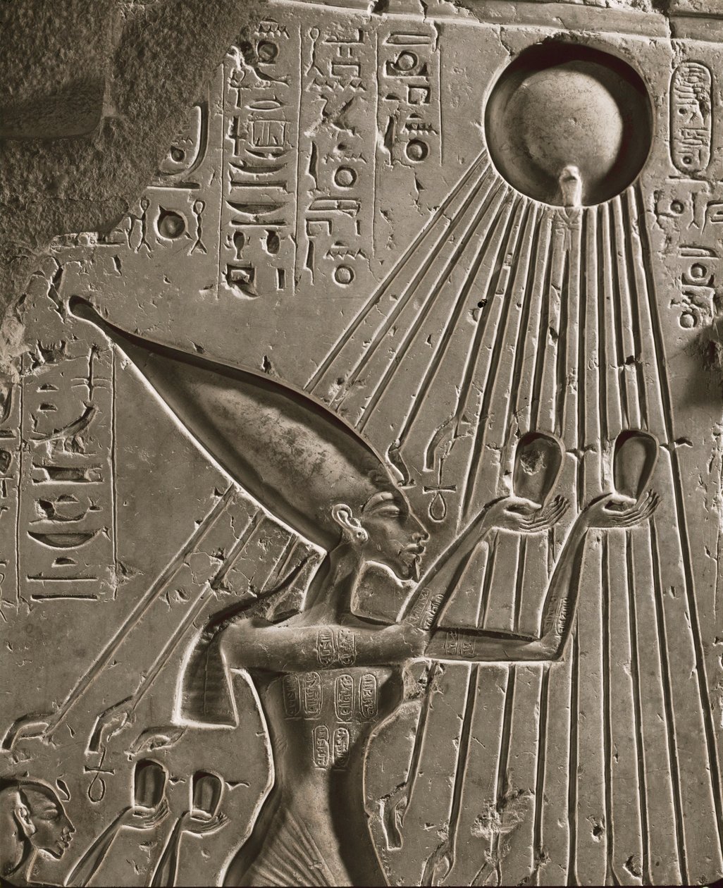 La familia real de Amenofis IV Akhenatonoofrece un sacrificio a Atón, el sungod (relieve) de Egyptian 18th Dynasty