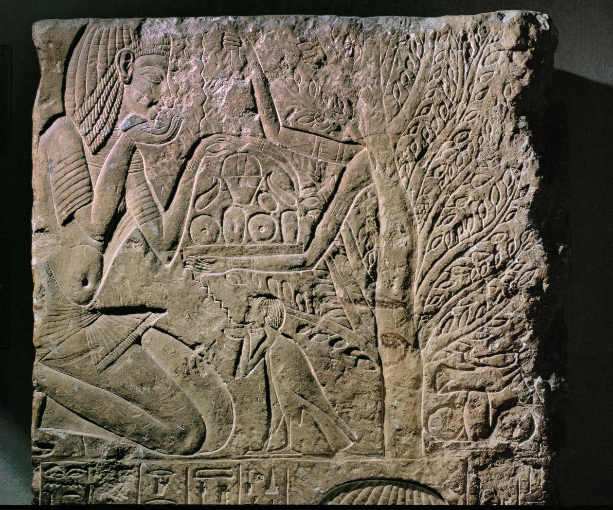 La diosa de los árboles ofrece comida y bebida (alivio) de Egyptian 18th Dynasty