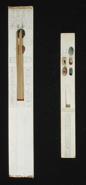 Dos paletas, de la Tumba de Tutankamón, Valle de los Reyes, Nuevo Reino, c.1353-1327 a.C. de Egyptian 18th Dynasty