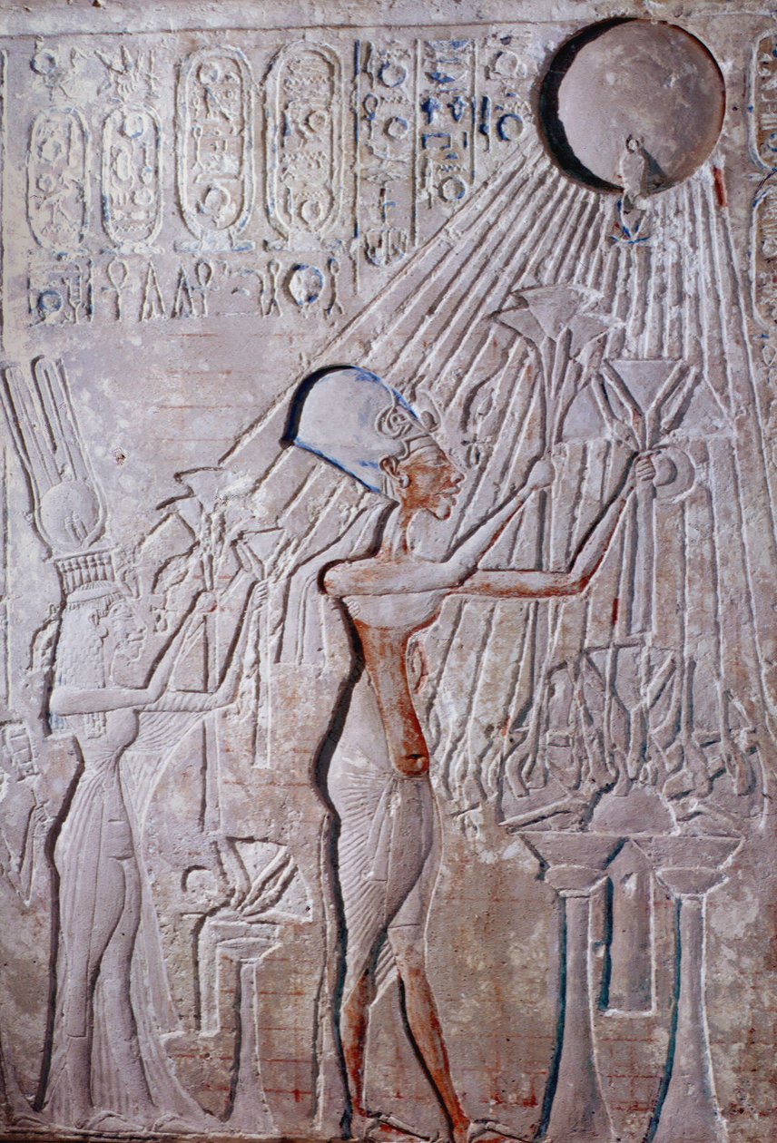 bajo relieve del rey Ikhenaton y la reina Nefertiti adorando al dios del sol Atón de Egyptian 18th Dynasty