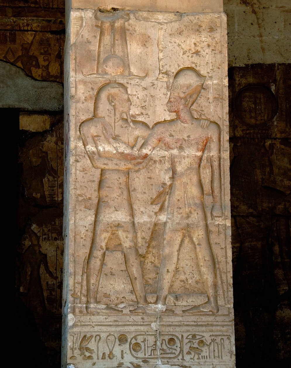 Arte egipcio antiguo: bajo relieve en la columna del templo de Sethi I (Sety o Seti I) de Egyptian 19th Dynasty