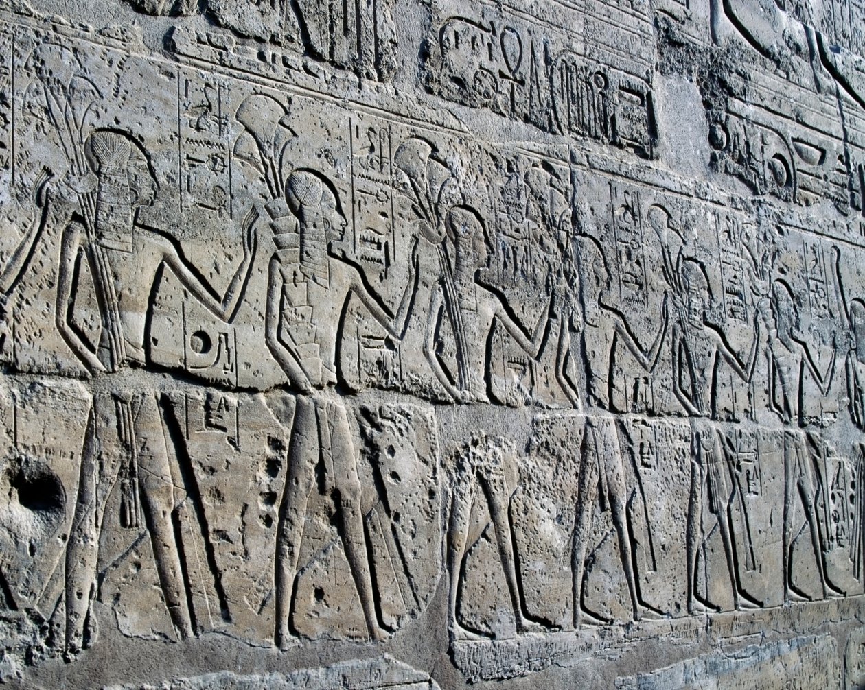 Personajes que simbolizan los distritos mineros trayendo sus tributos al dios, relieve, Patio de Ramsés II, Templo de Amón (Lista del Patrimonio Mundial de la Unesco de Egyptian 19th Dynasty