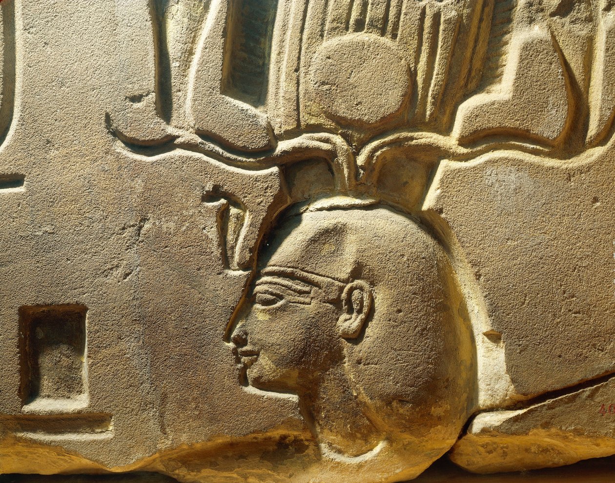 Egipto, Luxor, antigua Tebas, valle de Assasif, fragmento de relieve que representa a Ramsés II y cartuchos de Egyptian 19th Dynasty