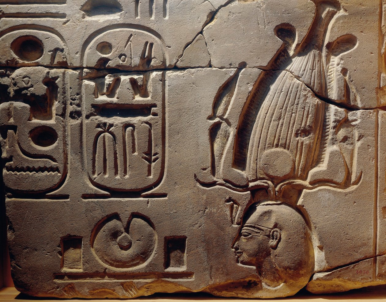 Egipto, Luxor, antigua Tebas, valle de Assasif, fragmento de relieve que representa a Ramsés II y cartuchos de Egyptian 19th Dynasty