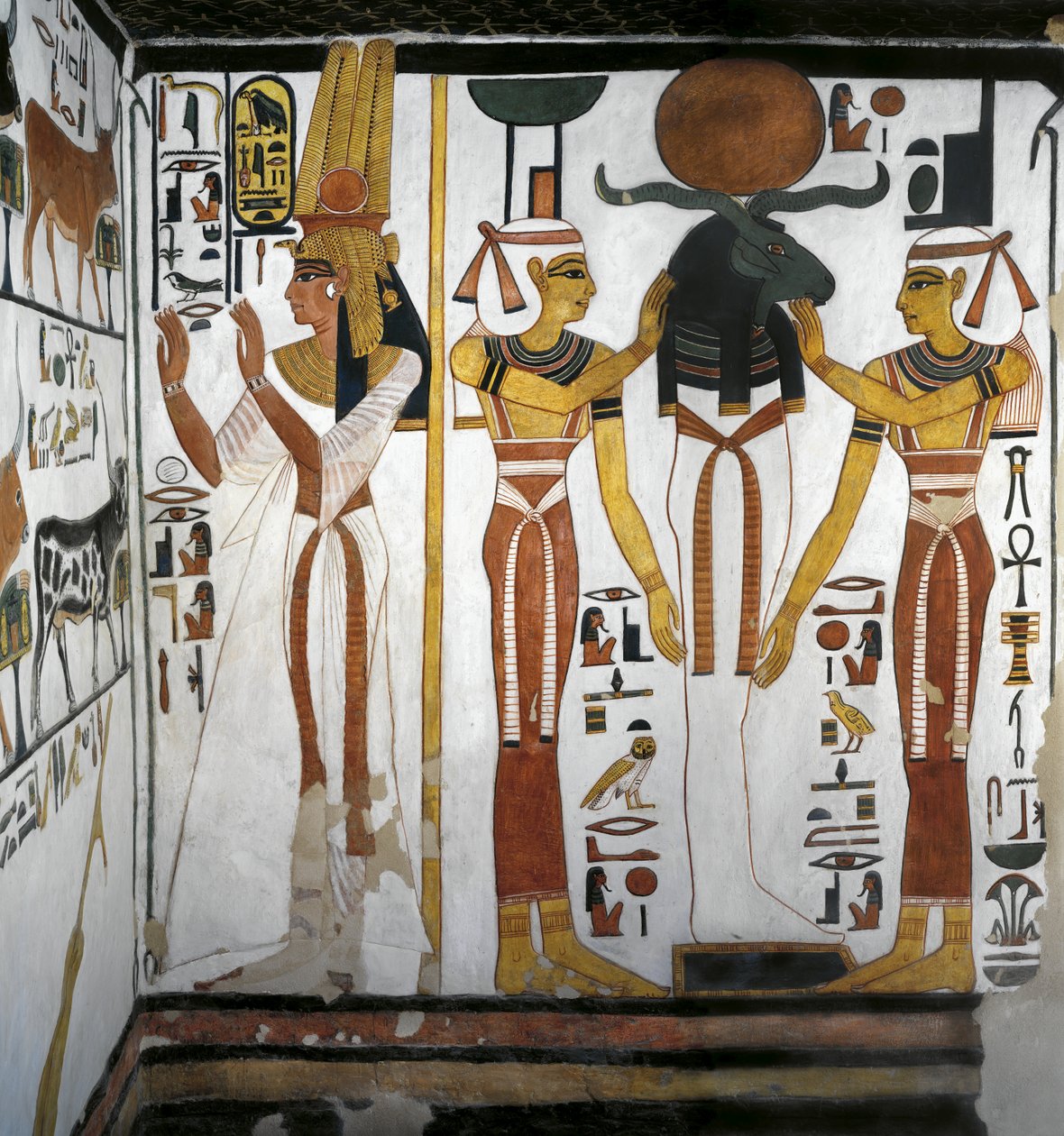 Egipto, Tebas, Luxor, Valle de las Reinas, Tumba de Nefertari, Anexo a la antecámara, pinturas murales, Reina ante entidad divina que representa a Osiris descansando en Ra en círculo de diosas Isis y Neftis de Egyptian 19th Dynasty