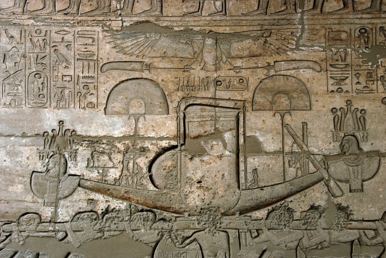 Antigüedad egipcia: vista de los relieves que representan la procesión del barco sagrado, Templo Memorial dedicado al Faraón Ramsés II (1279-1213 a.C.), sitio de Ramasseum (Ramesseum) en Luxor, Egipto. de Egyptian 19th Dynasty