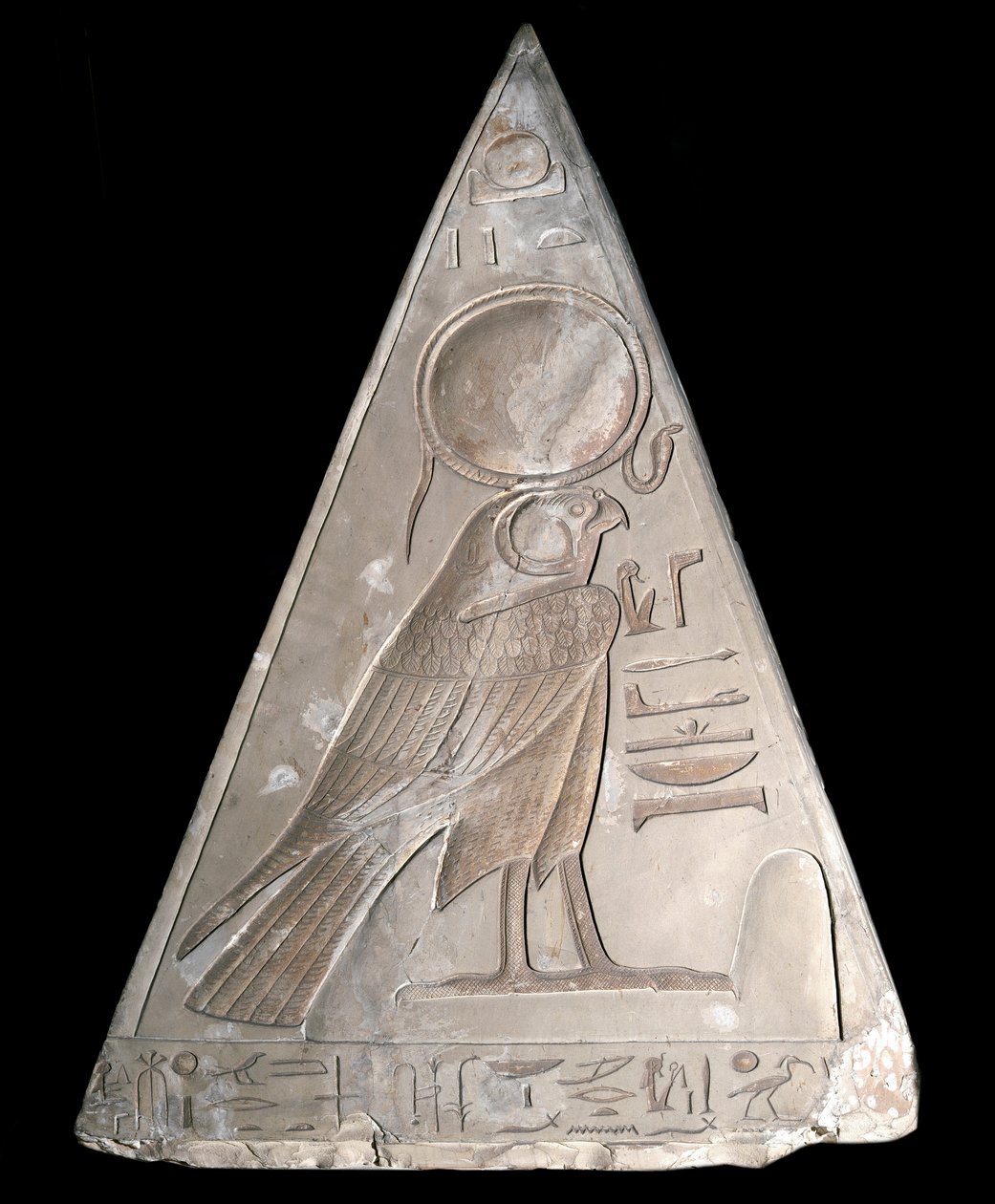 Antigüedad egipcia: punta de pirámide de la capilla de Ramose decorada con la representación de Ra-Harakte, divinidad del sol naciente de Egyptian 19th Dynasty