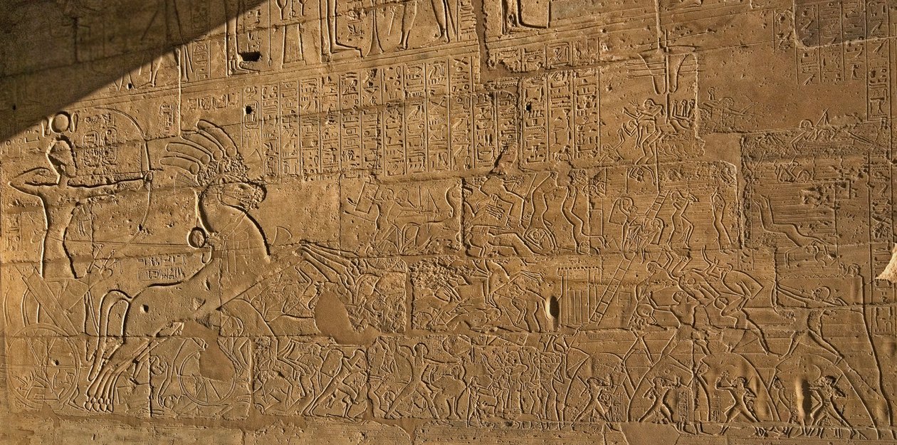 Antigüedades egipcias: vista de los relieves que celebran las hazañas de Ramsés II durante la Batalla de Qadesh en 1274 a.C., Templo funerario dedicado al faraón Ramsés II de Egyptian 19th Dynasty