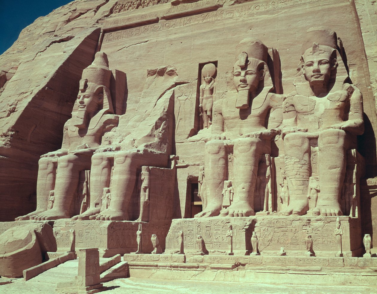 Cuatro figuras colosales del rey, del Templo de Ramsés II, Nuevo Reino, c.1279-1213 a.C. de Egyptian 19th Dynasty
