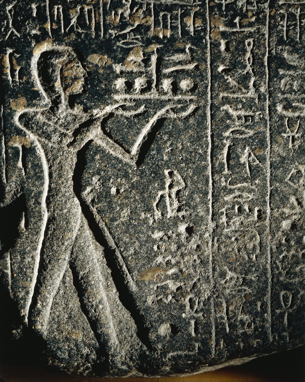 Estatua de granito que representa al príncipe Merneptah en adoración, dedicada al dios Ptah de Egyptian 19th Dynasty