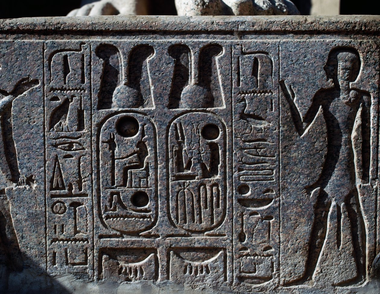 Jeroglíficos, detalle de pezuña de estatua colosal de rey, Patio de Ramsés II, Templo de Amón (Lista del Patrimonio Mundial de la Unesco de Egyptian 19th Dynasty