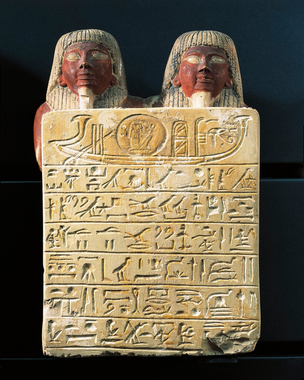 Estela de piedra caliza de Dydy y su hijo Pendua, maestros carpinteros, ofreciendo un himno al dios solar Ra, de Deir el-Medina de Egyptian 19th Dynasty