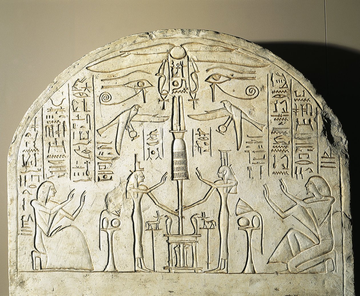 Estela de piedra caliza de Perinefer, con Isis y Neftis adorando un fetiche que representa a Osiris, procedente de Abidos, reinado de Ramsés II. de Egyptian 19th Dynasty