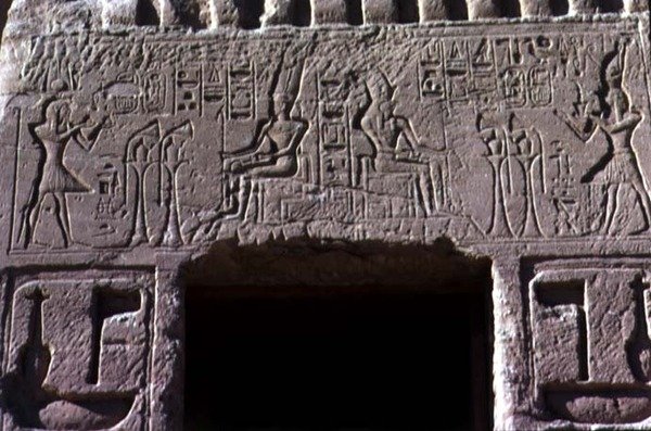 Dintel sobre la puerta de entrada del Templo de la Reina Nefertari, Nuevo Reino, c.1250 a.C. de Egyptian 19th Dynasty