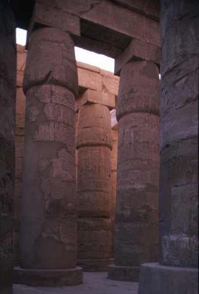 Columnas de papiro con capiteles de brote en la Sala Hipóstila del Templo de Amón, Reino Nuevo de Egyptian 19th Dynasty