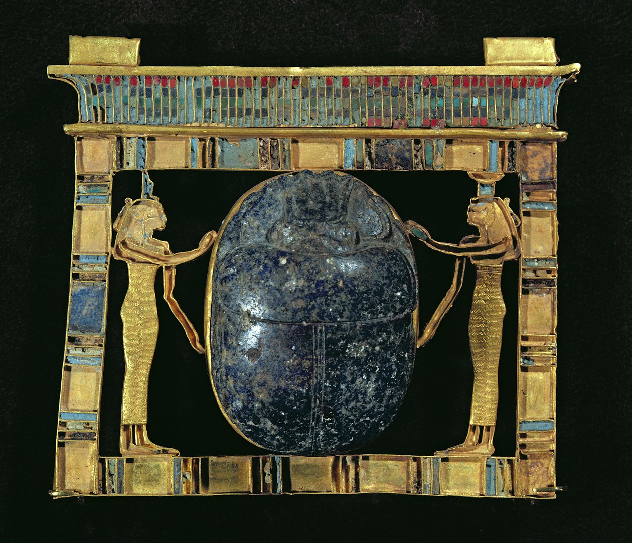 Pectoral del visir, Paser, con un escarabajo flanqueado por las diosas Isis y Neftis, del Serapeum en Menfis, Nuevo Reino de Egyptian 19th Dynasty