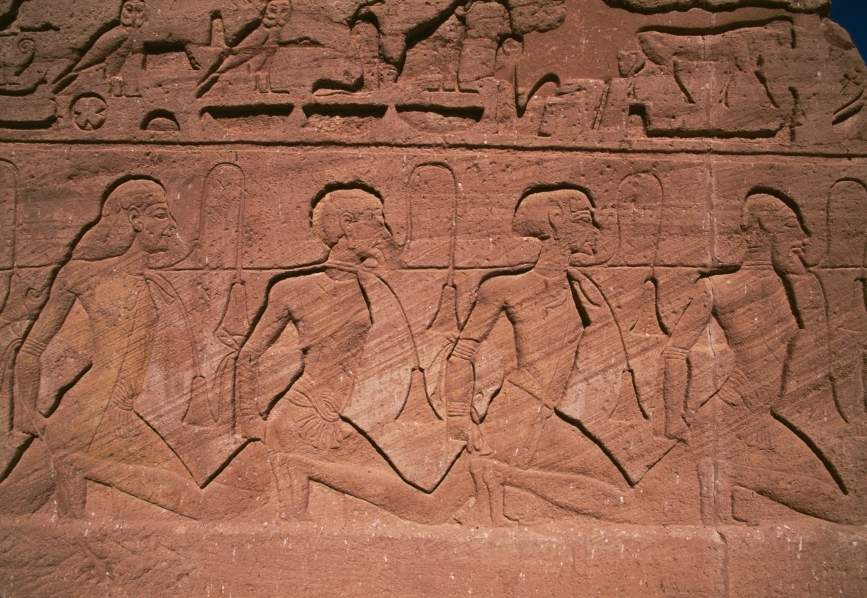 Prisioneros del Norte, bajorrelieve en la base de los gigantes del Gran Templo de Ramsés II, Abu Simbel (Lista del Patrimonio Mundial de la UNESCO de Egyptian 19th Dynasty