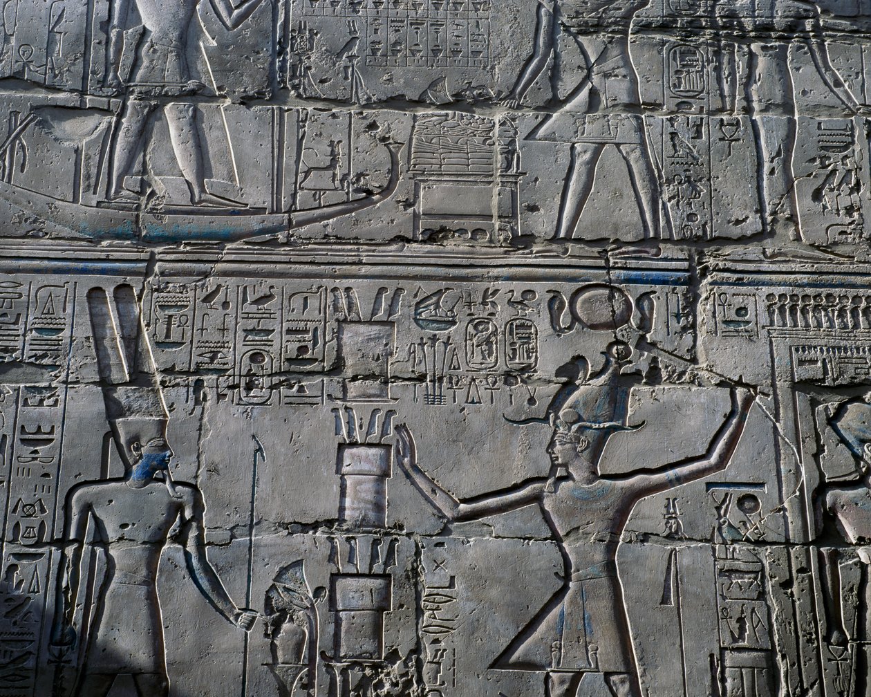 La reina Hatshepsut ante el dios Amón, detalle de escenas de ofrendas a los dioses, relieve, paredes interiores de la Gran Sala Hipóstila, complejo del templo de Karnak (Lista del Patrimonio Mundial de la Unesco de Egyptian 19th Dynasty