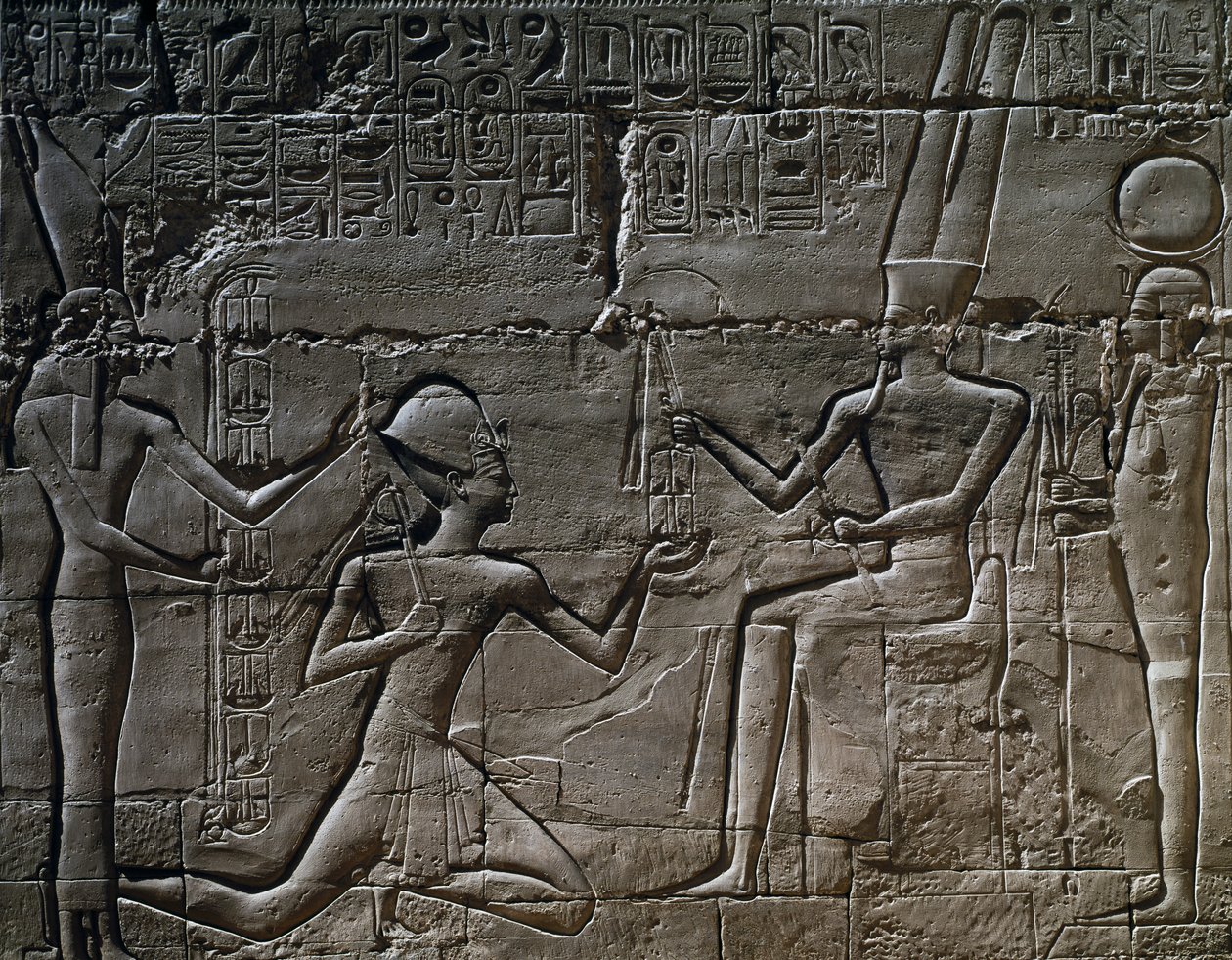 Ramsés II delante de Amón-Ra, relieve, Gran Sala Hipóstila, Templo de Amón, Complejo del Templo de Karnak (Lista del Patrimonio Mundial de la Unesco). de Egyptian 19th Dynasty