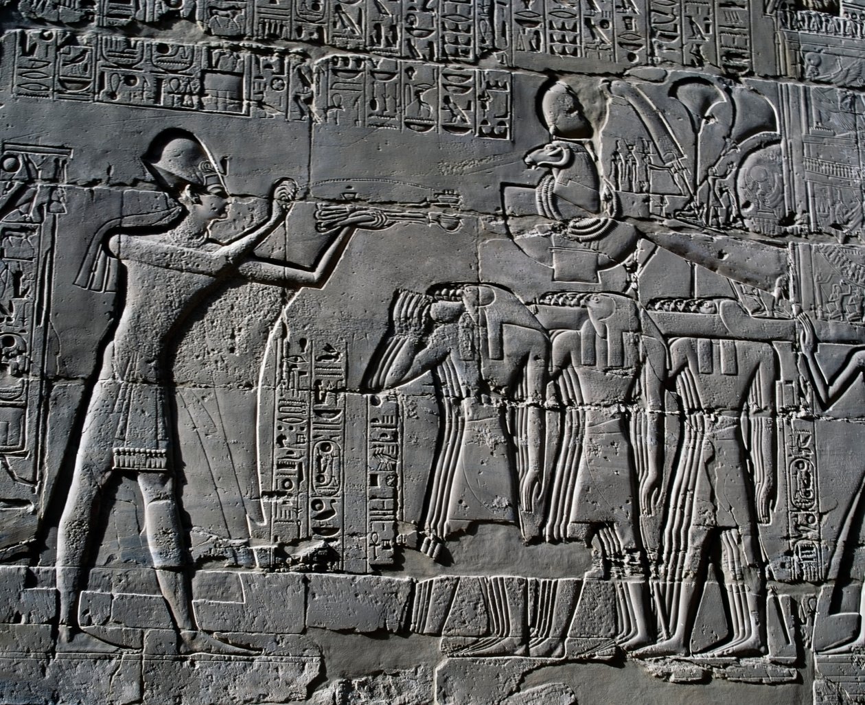 Ramsés II haciendo sacrificios delante de la barca sagrada, relieve, paredes interiores de la Gran Sala Hipóstila, complejo del templo de Karnak (Lista del Patrimonio Mundial de la Unesco de Egyptian 19th Dynasty