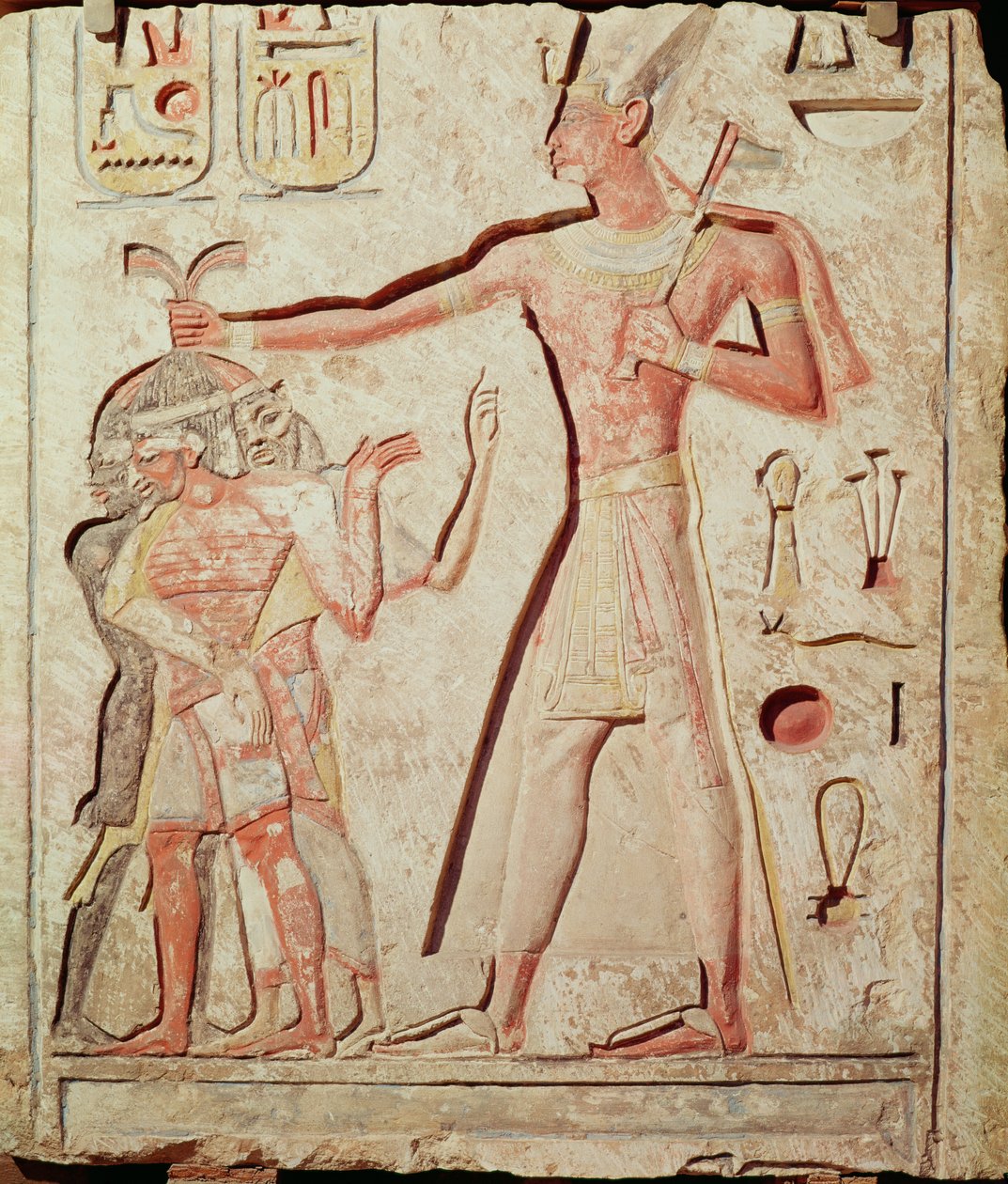 Ramsés (1279 - 1213 a.C.) golpeando a sus enemigos (relieve de piedra caliza pintada, 19ª Dinastía) de Egyptian 19th Dynasty