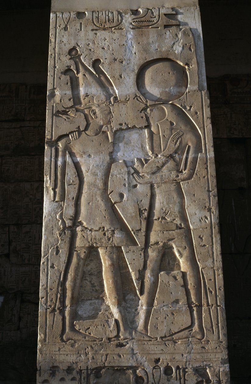 Relieve que representa al faraón con el dios Horus, pórtico del templo de Seti I de Egyptian 19th Dynasty