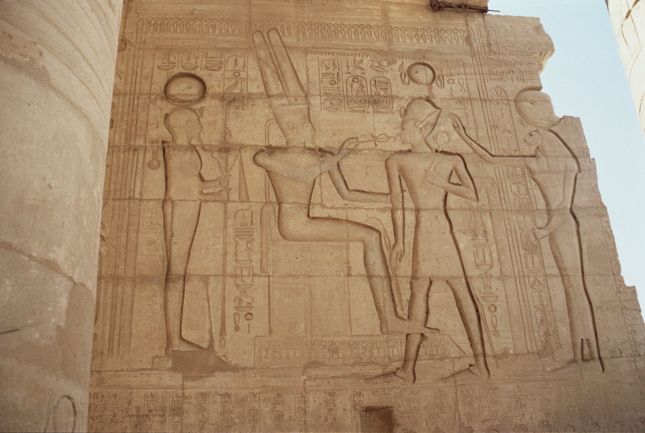 Relieve que representa a la diosa con cabeza de leona Mut presentando a Ramsés II a un Amón entronizado, quien le da un ankh, del Gran Salón Hipóstilo, Nuevo Reino de Egyptian 19th Dynasty