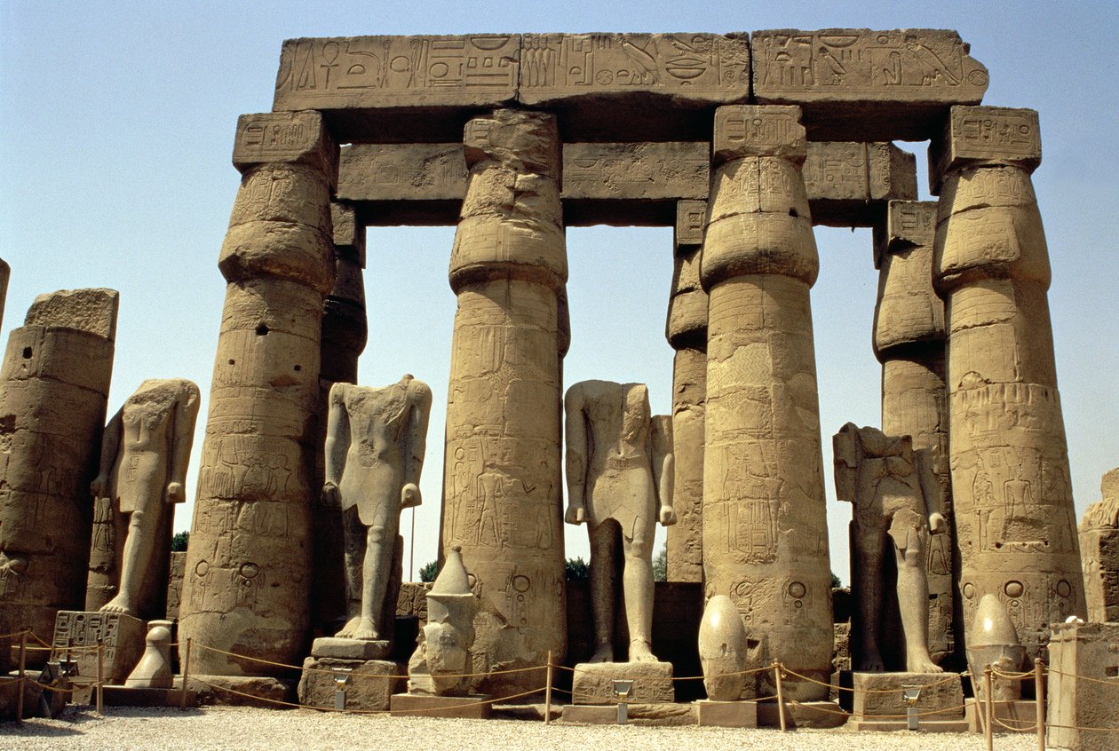 Estatuas de Ramsés II y columnas de capullo de papiro en el Patio Peristilo, Nuevo Reino de Egyptian 19th Dynasty