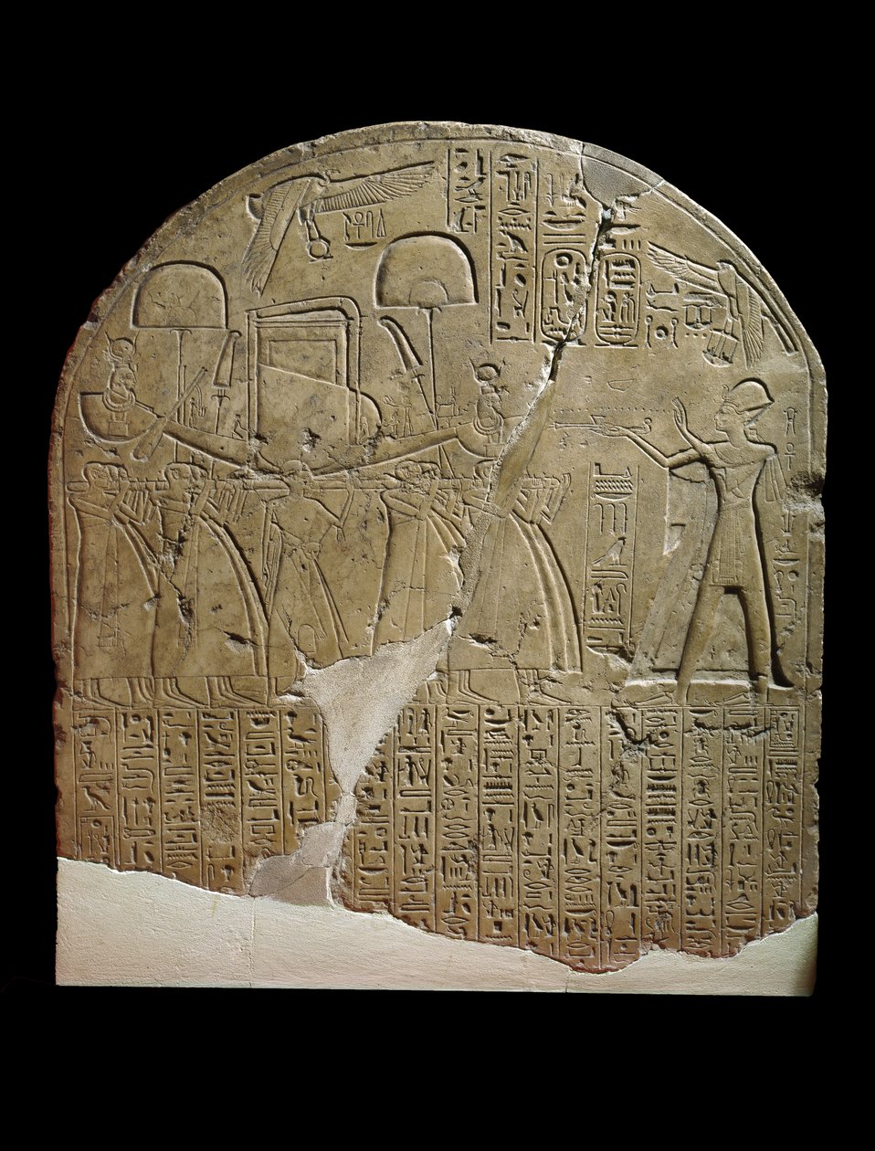 Estela dedicada a Isis por el supervisor de obras en los Templos de Ramsés II en Koptos, que representa al Rey ofreciendo incienso al barco sagrado de Isis, llevado por sacerdotes de Egyptian 19th Dynasty