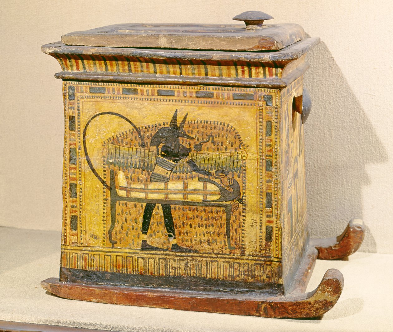 Anubis momificando al difunto, de un ataúd dedicado a Nefertari, Reino Nuevo de Egyptian 20th Dynasty