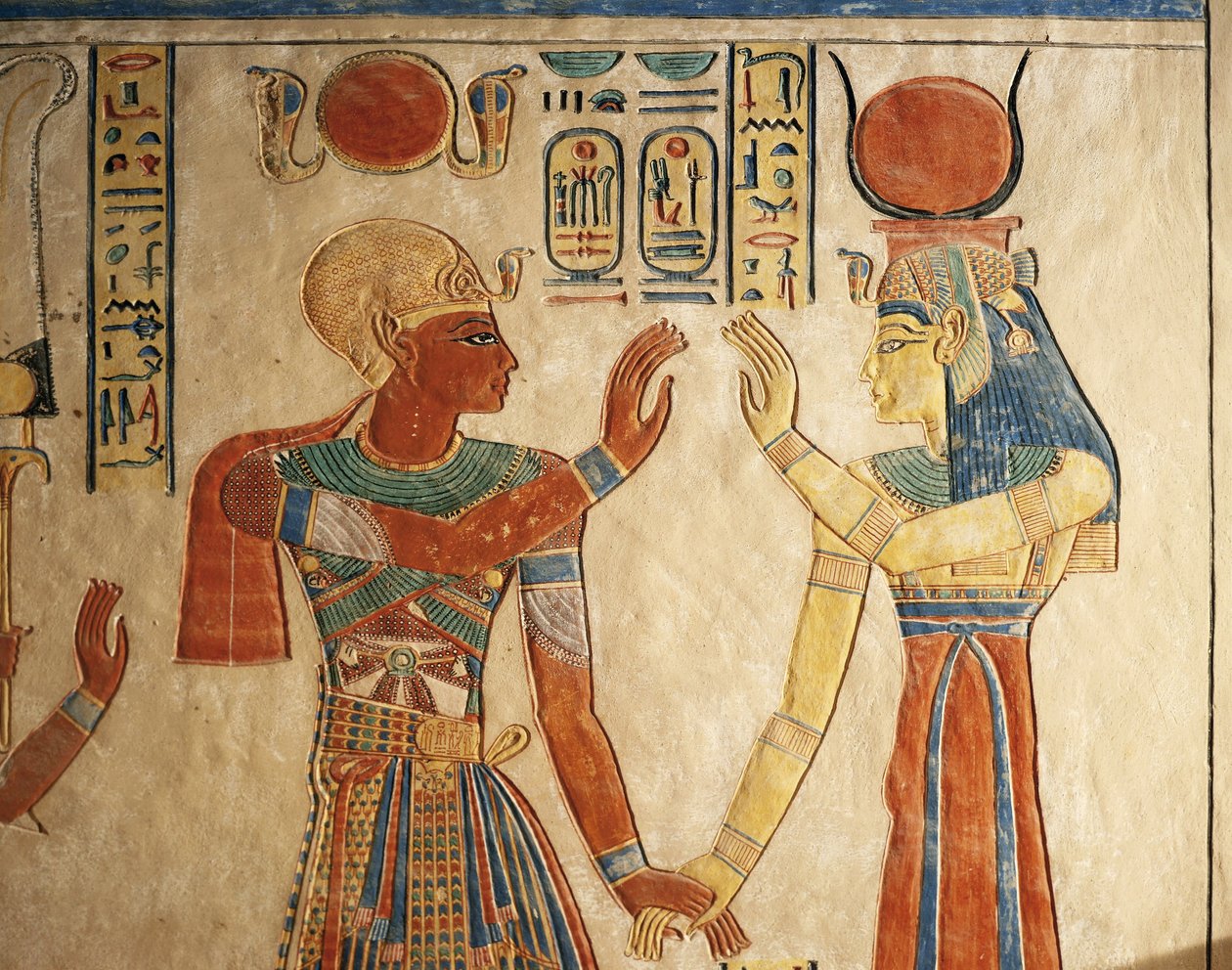 Egipto, Luxor, Antigua Tebas, Valle de las Reinas, Tumba de Amonherkhopeshaf, relieve pintado que representa al faraón Ramsés III delante de Isis. de Egyptian 20th Dynasty