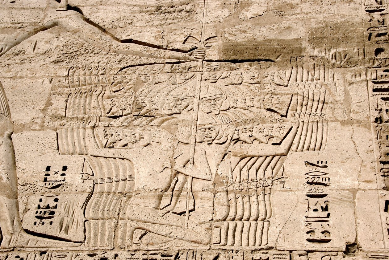 Antigüedad egipcia: detalle de los relieves del primer pilono que representa la captura de luchadores pertenecientes a los pueblos del mar, enemigos de Ramsés III. Templo Funerario de Ramsés III (1187-1156 a.C.). Luxor, Medinet Habu, Egipto de Egyptian 20th Dynasty