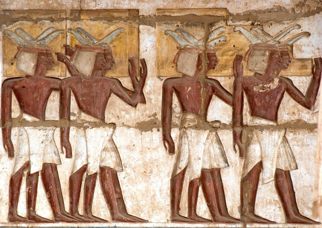 Antigüedad egipcia: primer patio, detalle de relieves pintados representando un grupo de nubios trayendo ofrendas al faraón. Templo funerario de Ramsés III (1187-1156 a.C.). Luxor, Medinet Habou, Egipto de Egyptian 20th Dynasty
