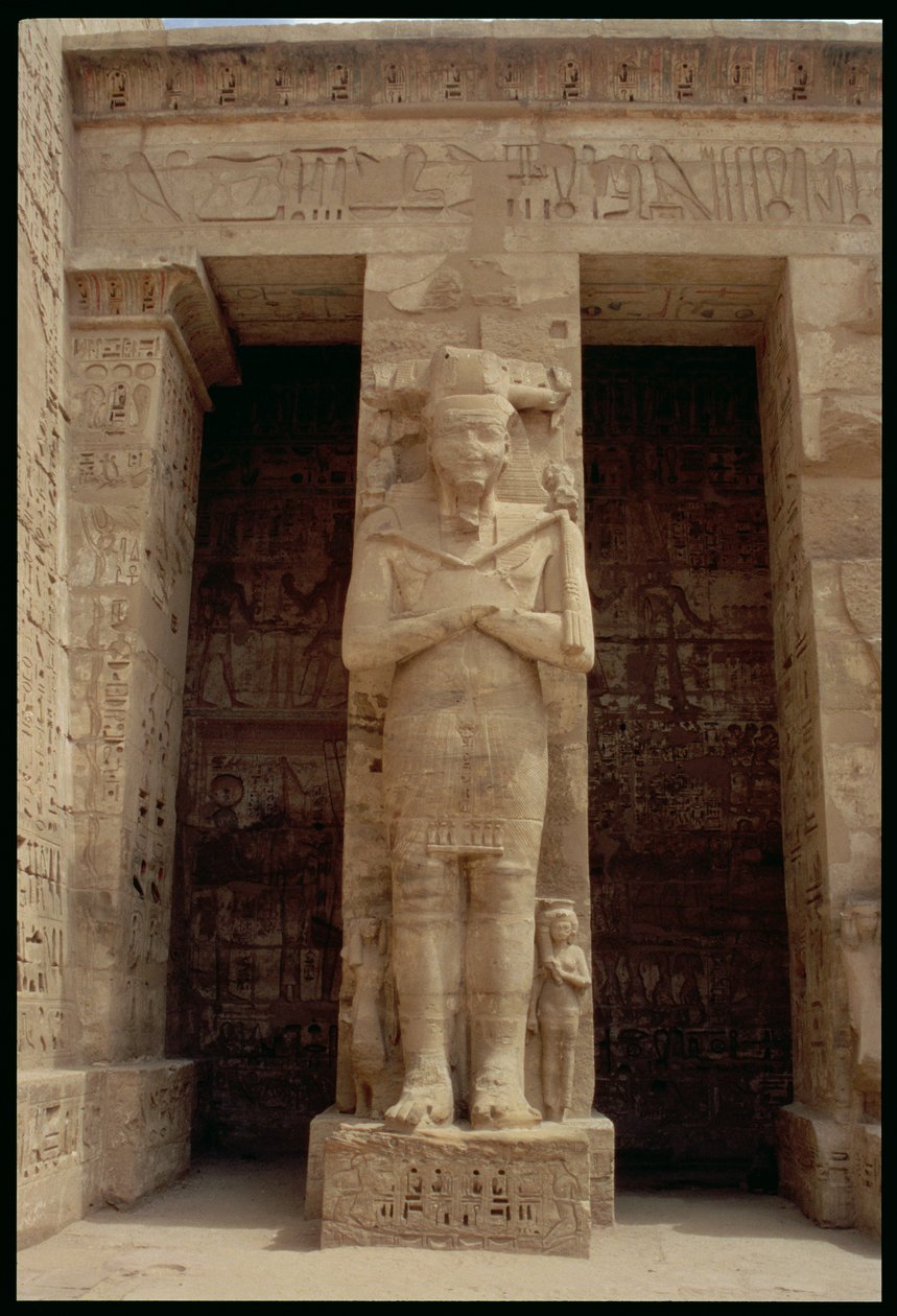 Una de las figuras de pie de Ramsés III como el dios Osiris, lado este del primer patio o, el Salón de las Apariciones, del Templo Mortuorio de Ramsés III, Nuevo Reino de Egyptian 20th Dynasty