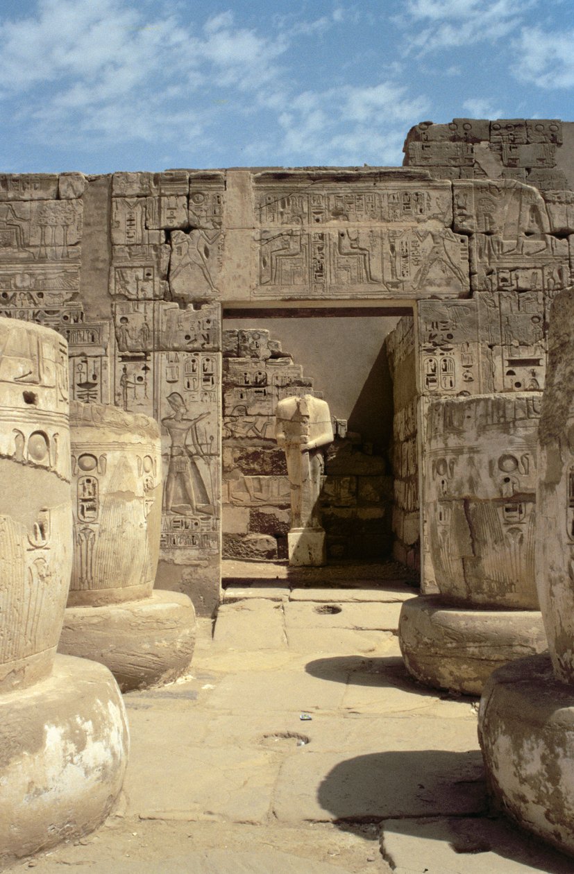 Estatua de Ramsés en una capilla que conduce desde el Salón Hipóstilo del Templo Mortuorio de Ramsés III, Nuevo Reino de Egyptian 20th Dynasty