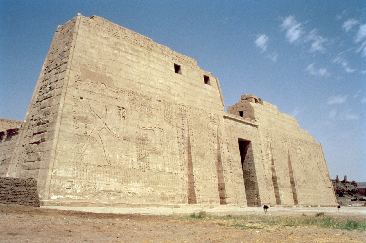 Vista del primer pilón del Templo Mortuorio de Ramsés III, Nuevo Reino de Egyptian 20th Dynasty