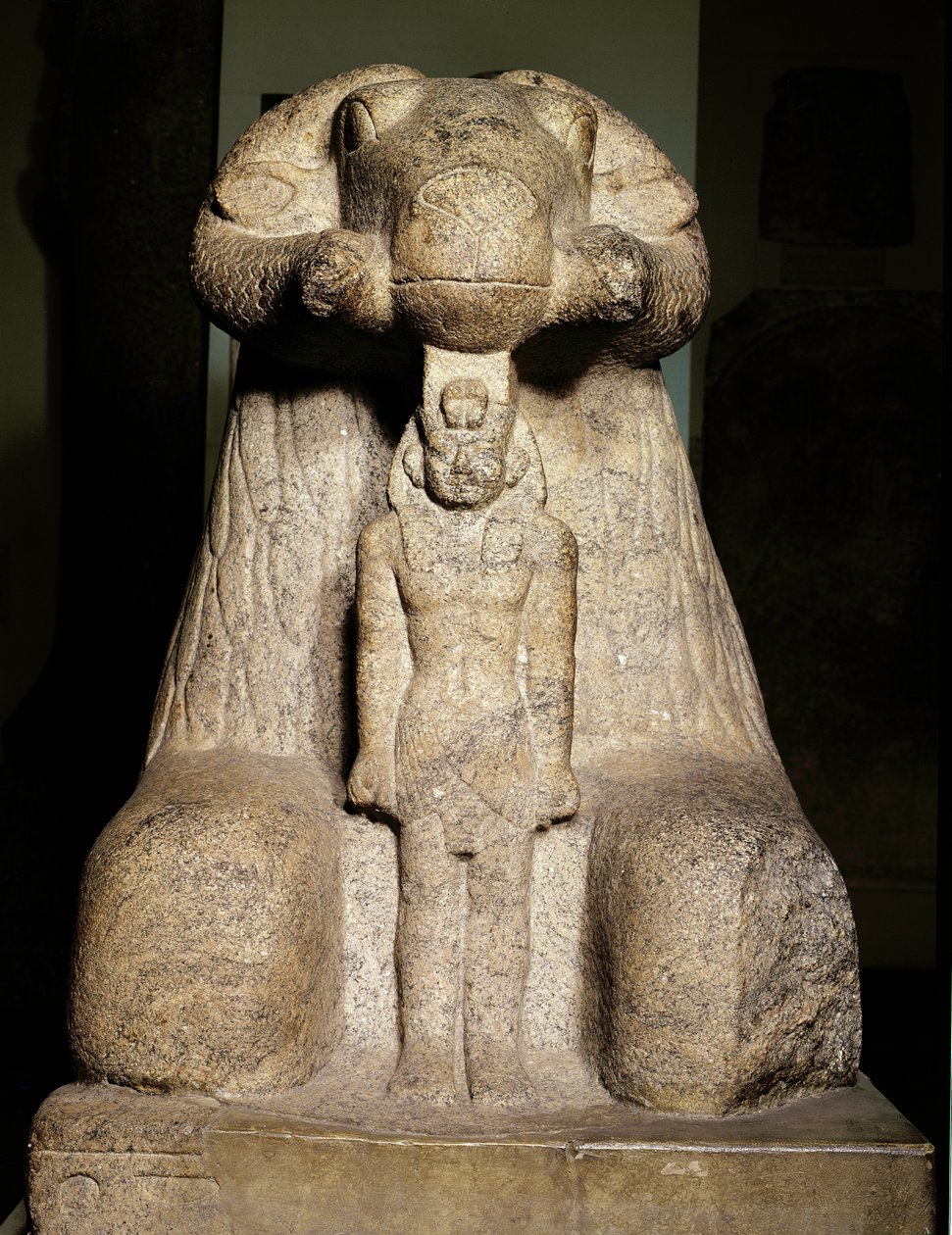 Estatua de Amón en forma de carnero protegiendo al Rey Taharqa, 690-664 a.C. de Egyptian 25th Dynasty