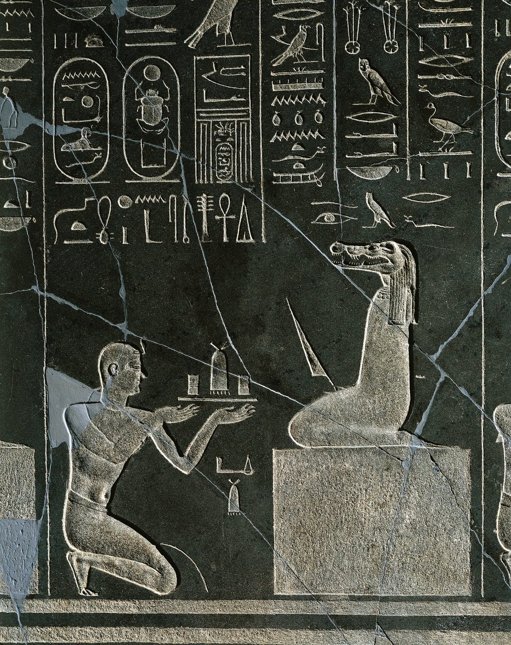Relieve de dolerita de Nectanebo I, rey ofreciendo regalo a demonio con cabeza de cocodrilo, de Heliópolis en el templo de Atum de Egyptian 30th Dynasty