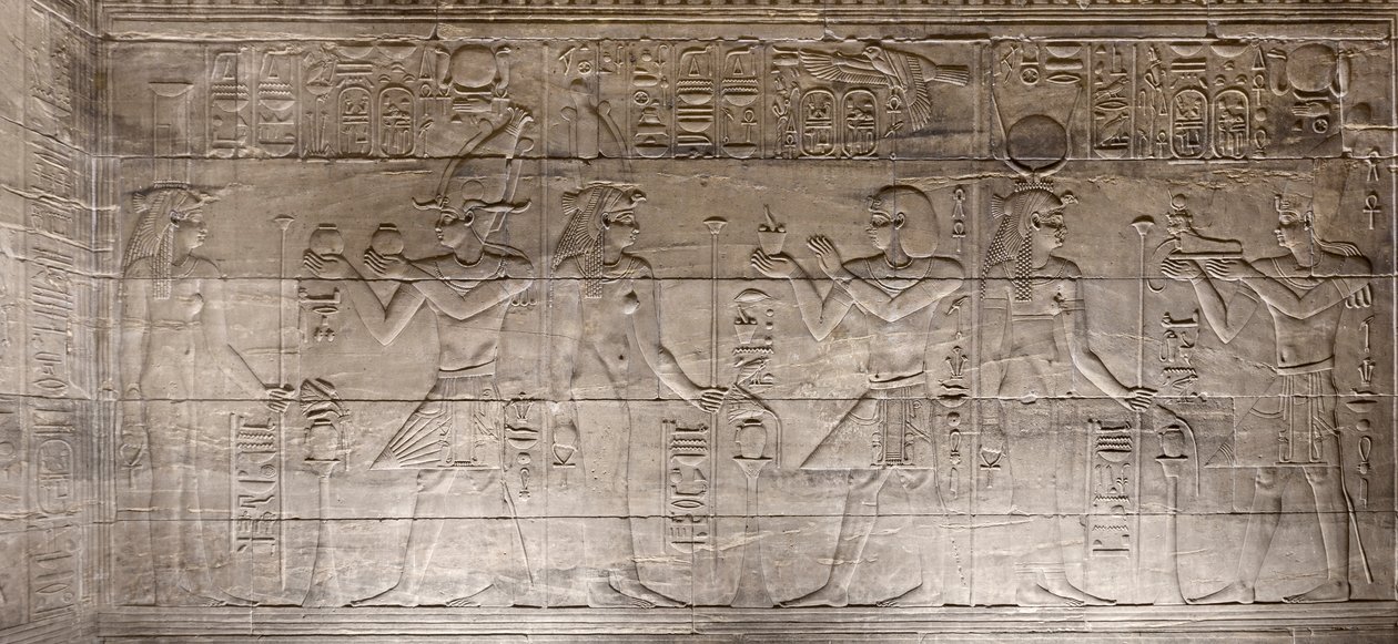 Relieves del santuario interior del templo de Philae, Asuán, Egipto de Egyptian 30th Dynasty