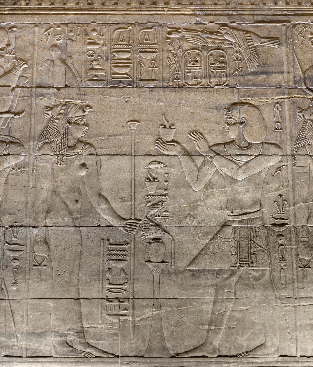 Relieves del santuario interior del templo de Philae, Asuán, Egipto de Egyptian 30th Dynasty