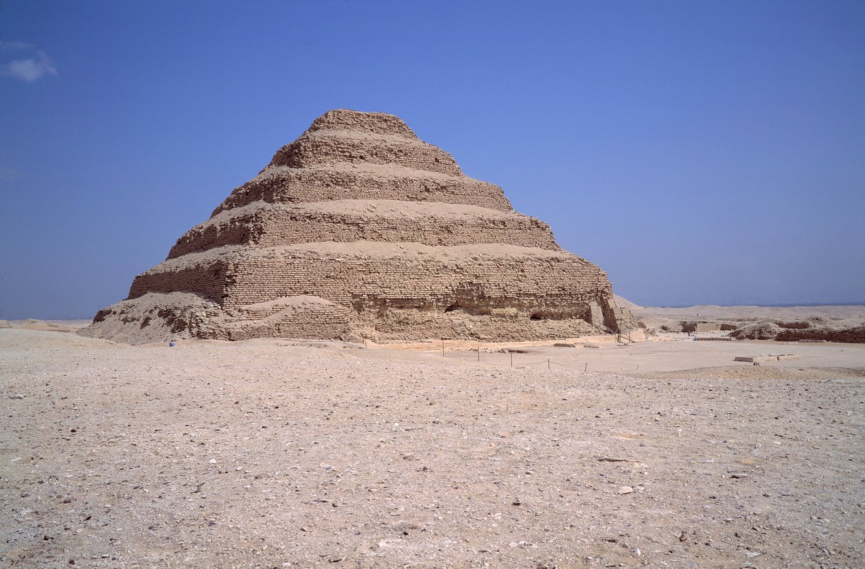 Antigüedad egipcia: vista de la Pirámide de Saqqara. Construcción de Imhotep para el rey Djeser. Saqqara, Egipto de Egyptian 3rd Dynasty