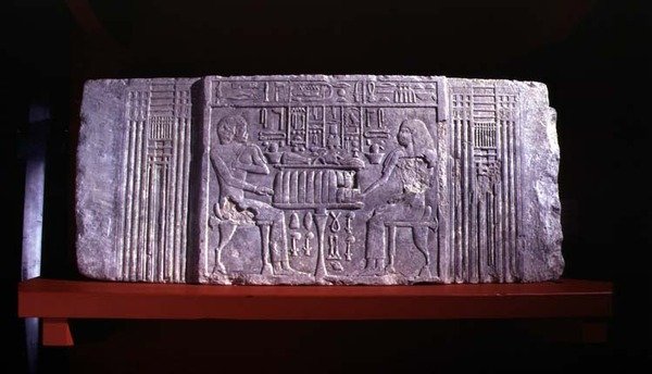 Cornisa de una puerta falsa de una mastaba-tumba que representa al propietario de la tumba Shery, un alto funcionario de la Dinastía IV y su esposa Khentetka, Saqqara, Reino Antiguo (caliza) de Egyptian 4th Dynasty
