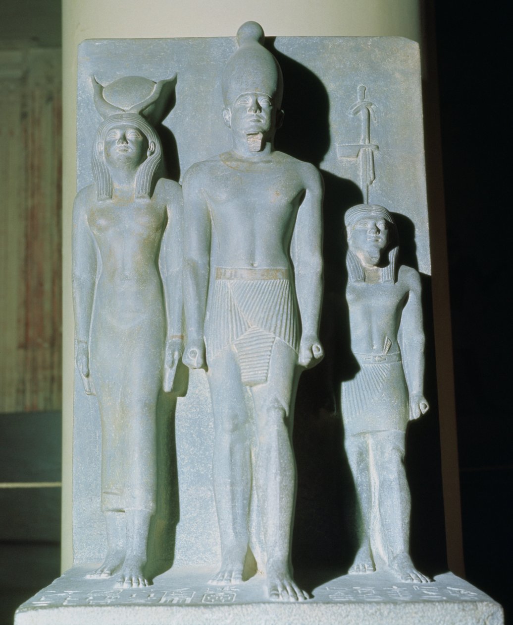 Tríada de Menkaura (Micerino) con la diosa Hathor y una de las deidades del nomo, tomada del Templo del Valle de la Pirámide de Menkaura en Giza, Reino Antiguo, c.2529 a.C. de Egyptian 4th Dynasty