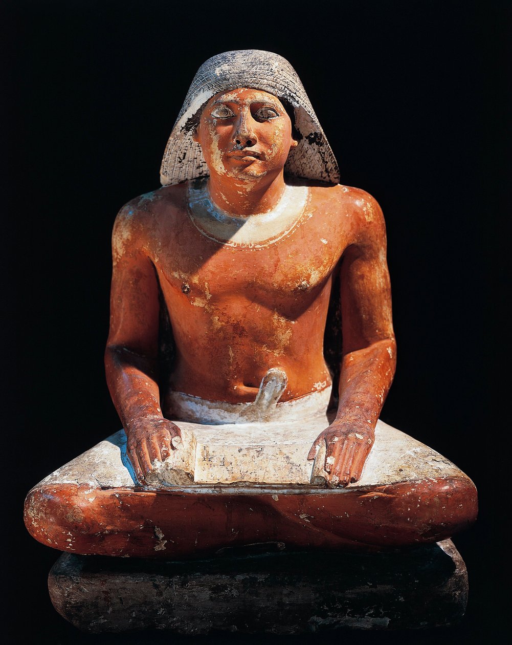 Antiguo Egipto: estatua de un escriba sentado de la necrópolis de Saqqara, 5ª dinastía, antiguo imperio de Egyptian 5th Dynasty