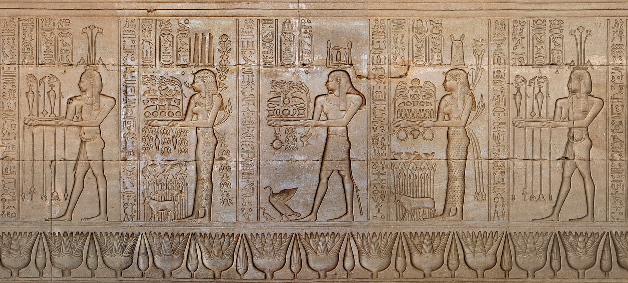 Antigüedad egipcia: procesión de deidades - Detalle de la pared este del templo de la diosa Hathor en Denderah, Egipto - Civilización egipcia: procesión de deidades, esculpida en la pared del Templo de Hathor (o Templo de Tentyra) en Denderah, construido b de Egyptian 6th Dynasty