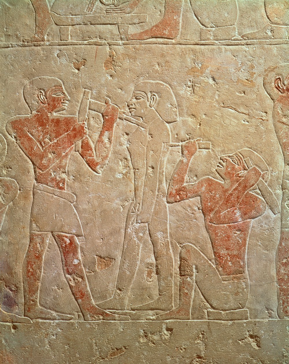 Relieve que representa a dos escultores tallando una estatua, de la mastaba de Kaemrehu, Saqqara, Reino Antiguo, c.2325 a.C. (caliza pintada) de Egyptian 6th Dynasty