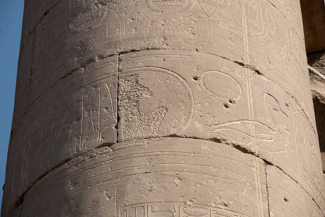 Antigüedad egipcia: detalle de una columna con cartucho borrado debido a la "damnatio memoriae", borrado de los cartuchos de algunos faraones considerados heréticos por sus sucesores, Templo de Luxor. Orilla Este (Tebas), Egipto de Egyptian Egyptian