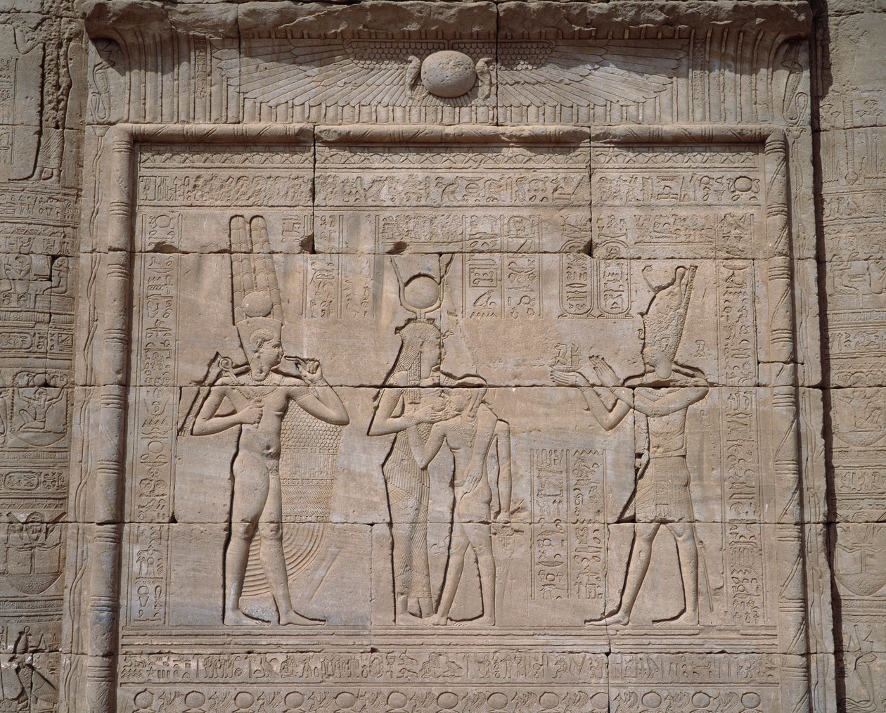 Antigüedad egipcia: vista de los bajorrelieves del templo de la diosa Hathor en Denderah de Egyptian Egyptian